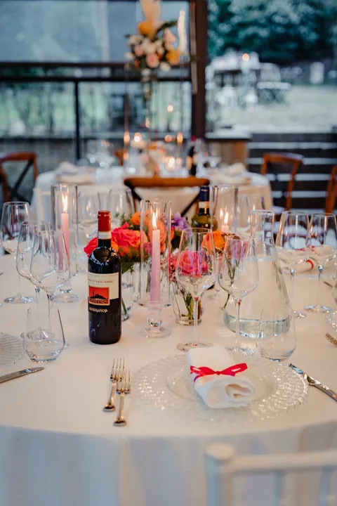 Tavoli con fiori e candele